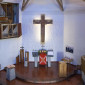Altarraum Versöhnungskirche mit rotem Parament