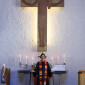 Altar und Kreuz bei der Konfirmation 2022, Pfarrerin Hermann