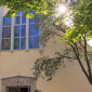 Versöhnungskirche von außen mit Sonnenstrahlen